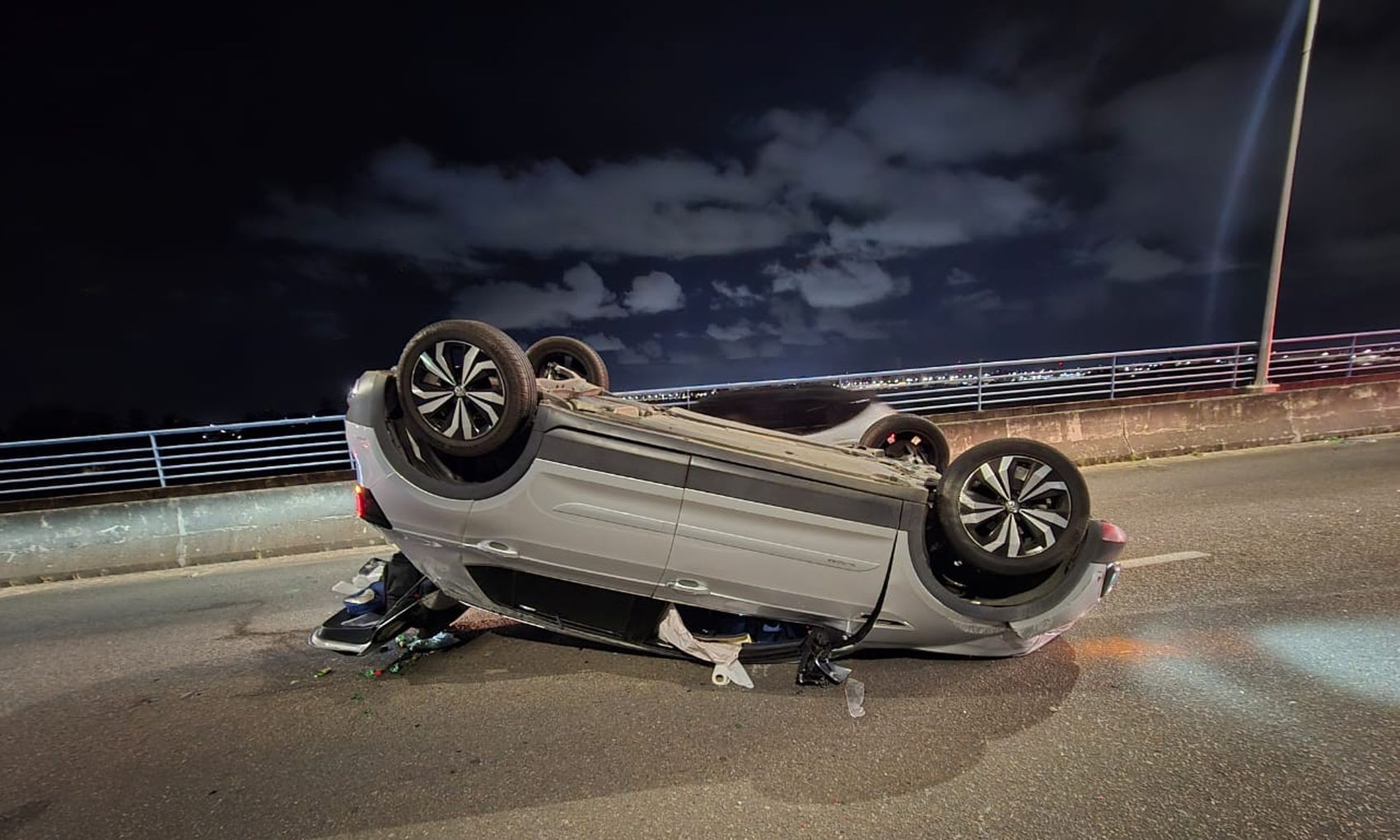 Carro capota após colisão na ponte entre Aracaju e Barra dos Coqueiros 