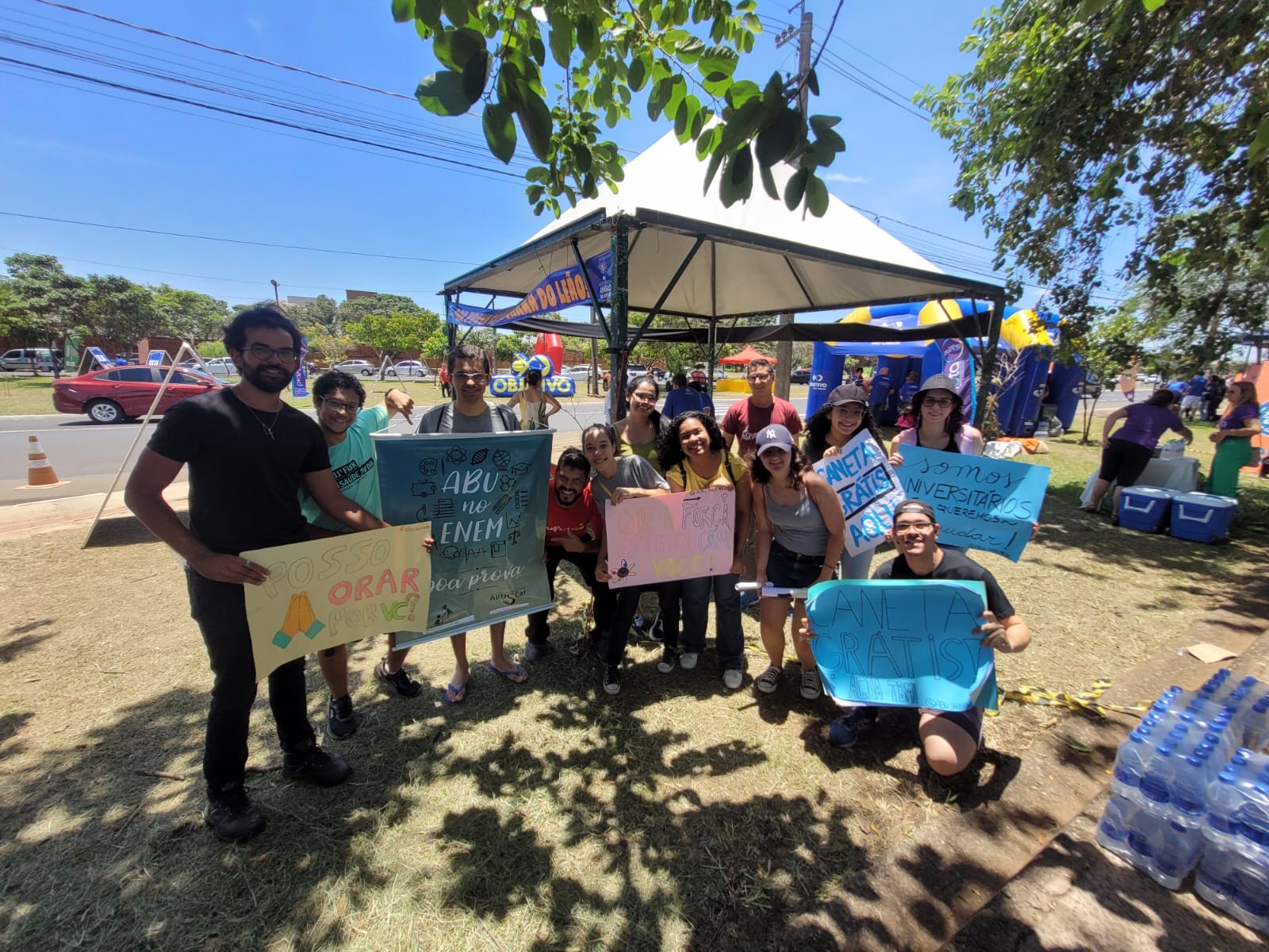 Enem 2023: jovens fazem orações e distribuem água e chocolates para candidatos em São Carlos