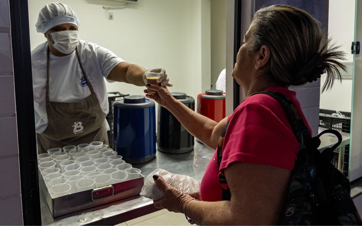 Café da manhã gratuito em terminal de ônibus de Macaé