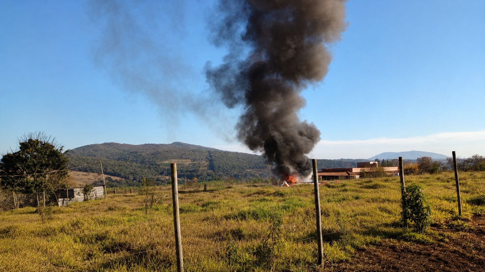 VÍDEO: avião monomotor cai e pega fogo na Grande BH