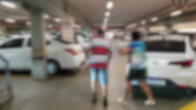 Homem saca arma para ameaçar outro durante discussão em estacionamento de shopping na Zona
