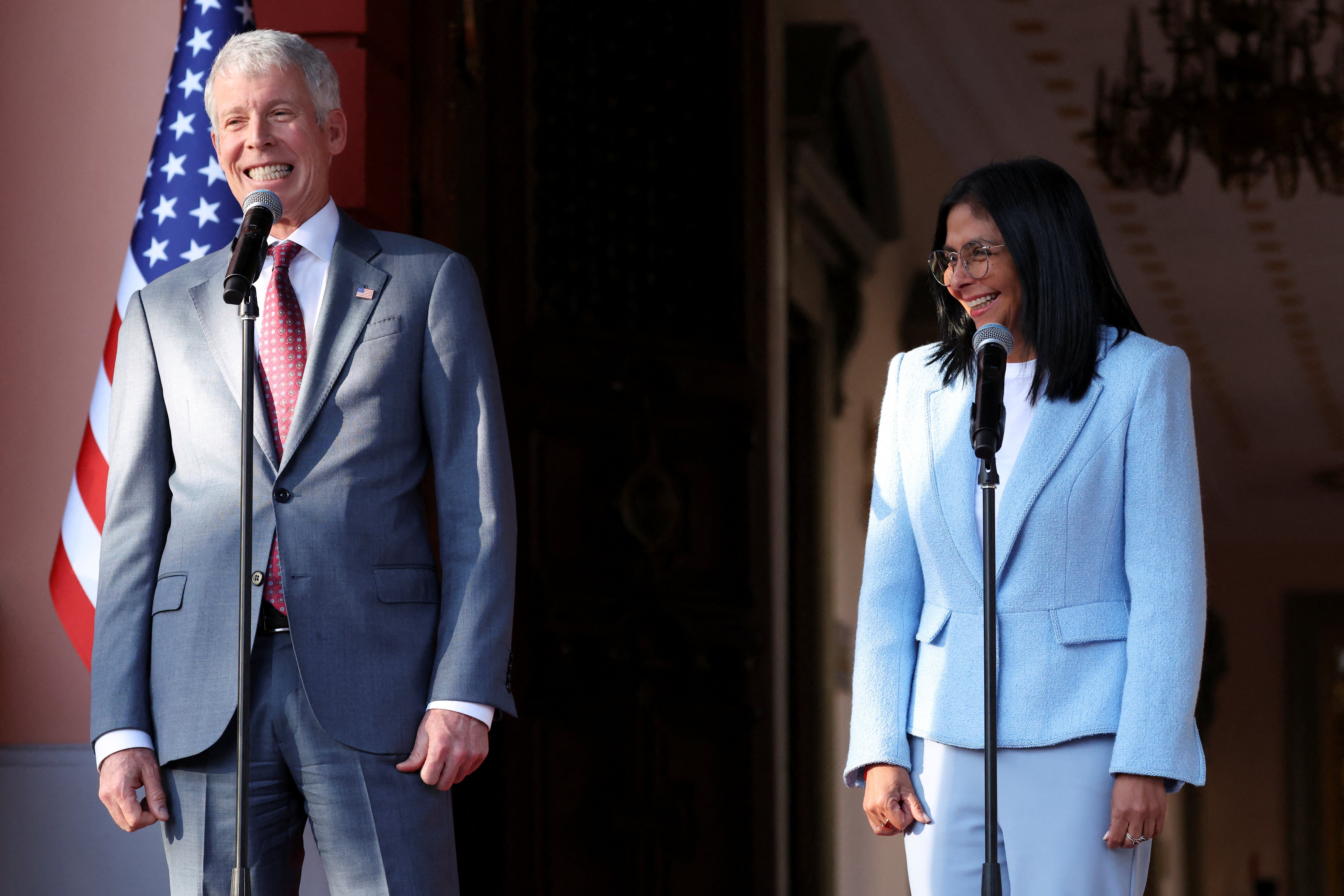 Presidente interina da Venezuela diz que cogita visitar EUA após receber convite de secretário de Trump