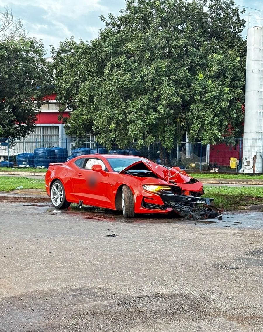 Camaro avaliado em mais de R$ 500 mil fica destruído após motorista perder controle no centro de Palmas