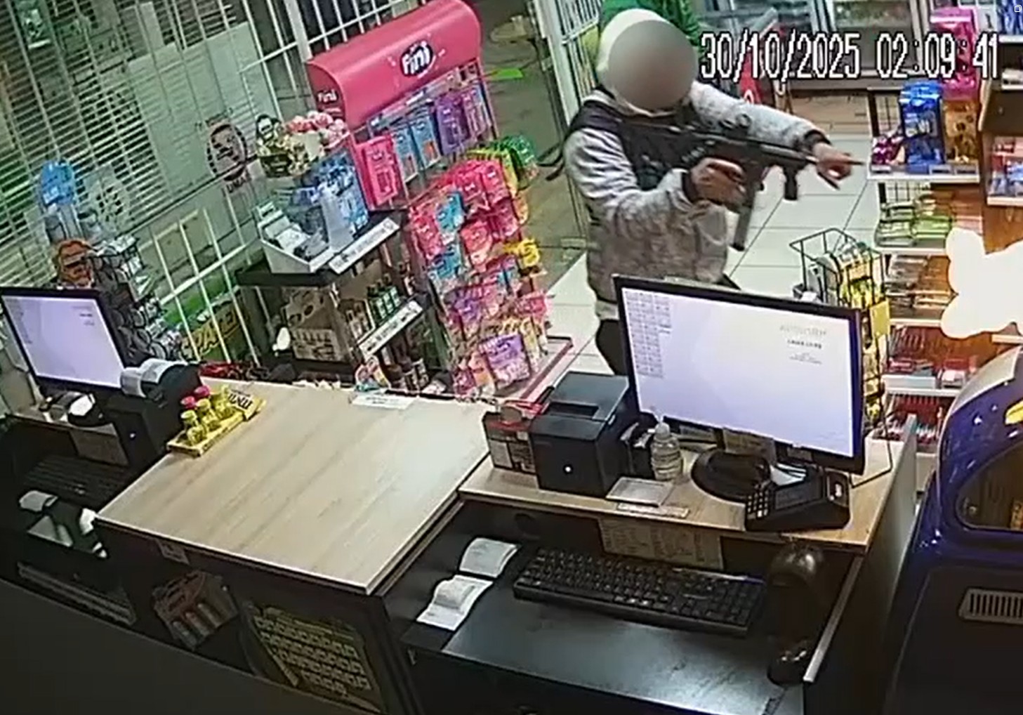 Trio invade loja com suposta submetralhadora e rende funcionários em Florianópolis; VÍDEO