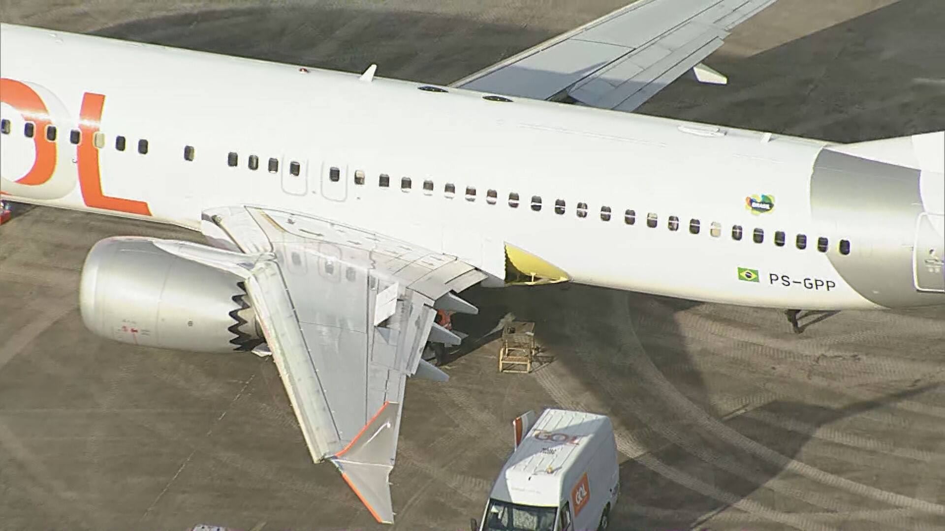 Veja como ficou avião que bateu em carro ao decolar do Galeão