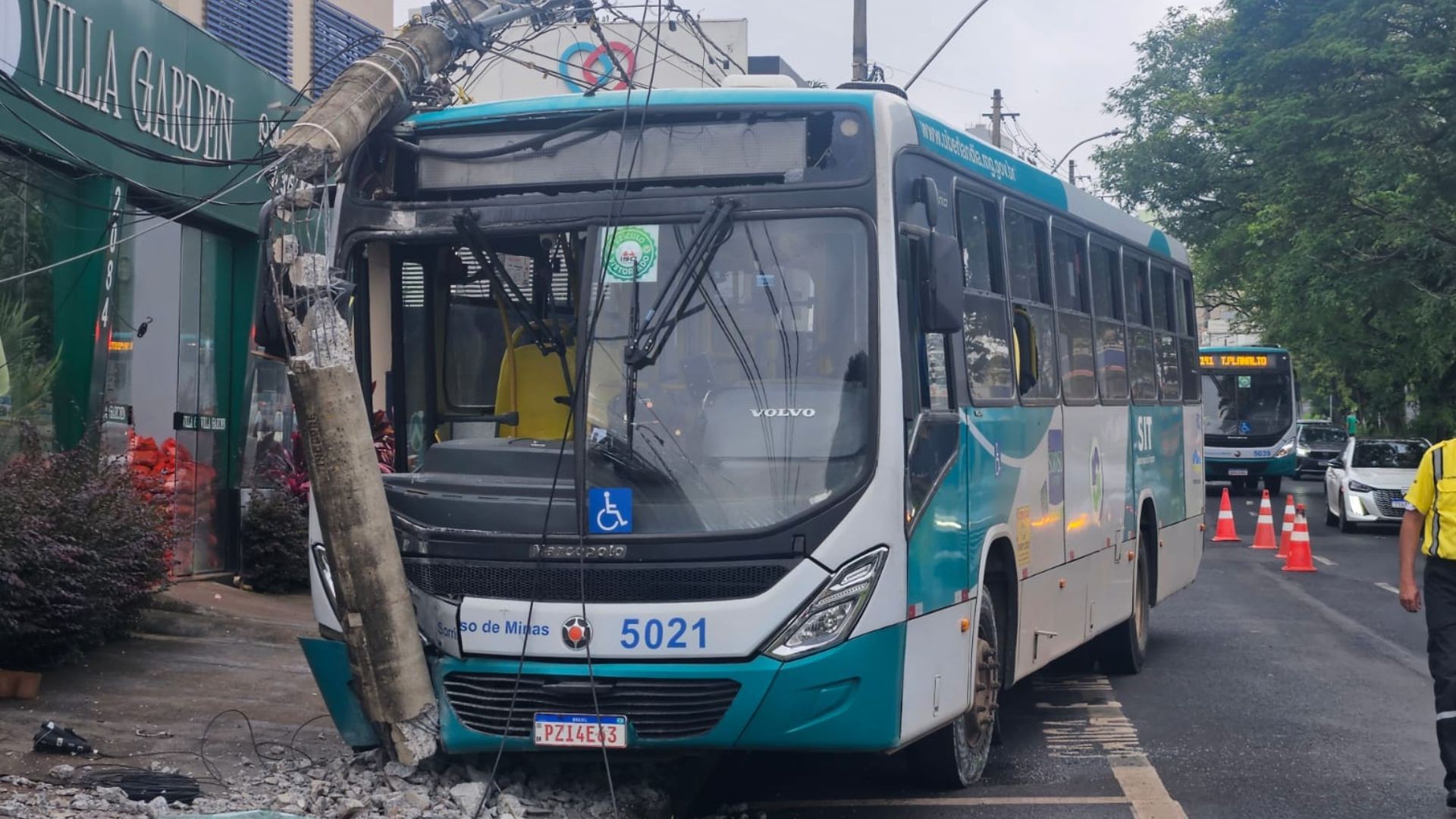 VÍDEO: Ônibus desce avenida desgovernado e bate em poste após motorista estacionar veículo em Uberlândia