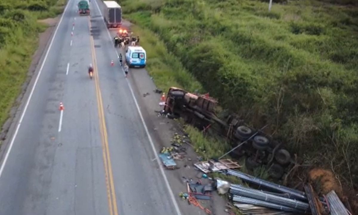 Caminhoneiro morre após carreta tombar em rodovia da Bahia