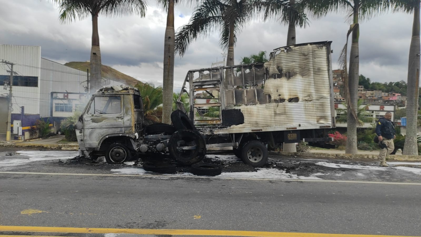 Caminhão pega fogo na BR-393, em Barra Mansa 
