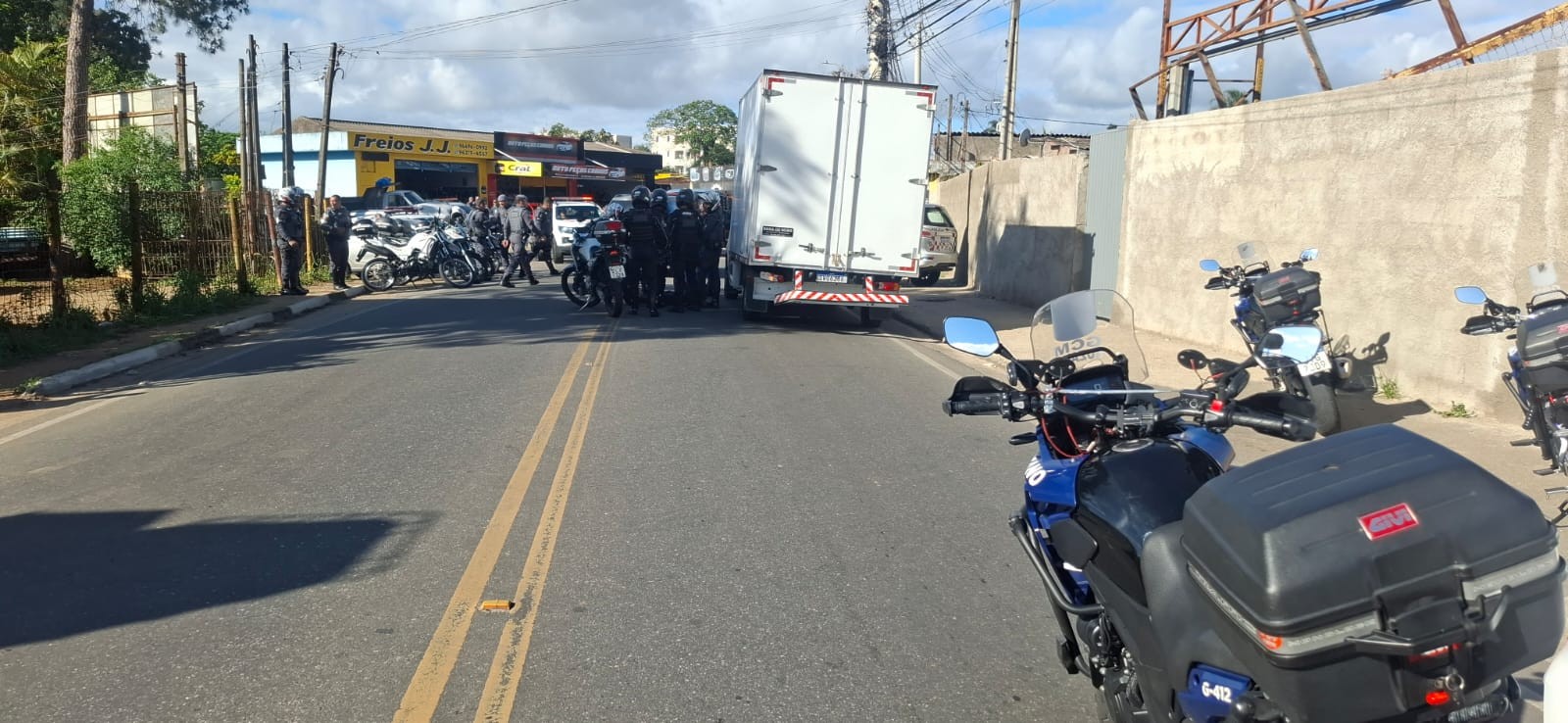 Após perseguição, polícia prende homem por roubo e recupera van em Suzano
