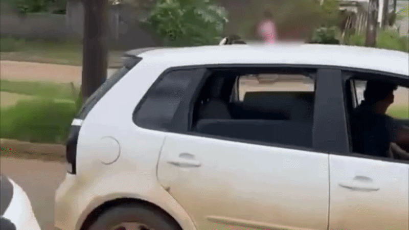 VÍDEO: PM pega moto emprestada e conduz adolescente algemado e a pé até viatura em MG