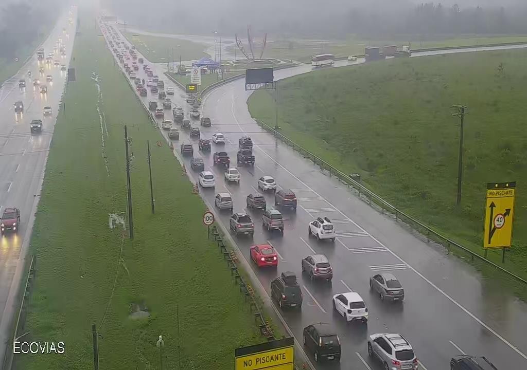 Motoristas enfrentam mais de 50 km de congestionamento em rodovias no litoral de SP