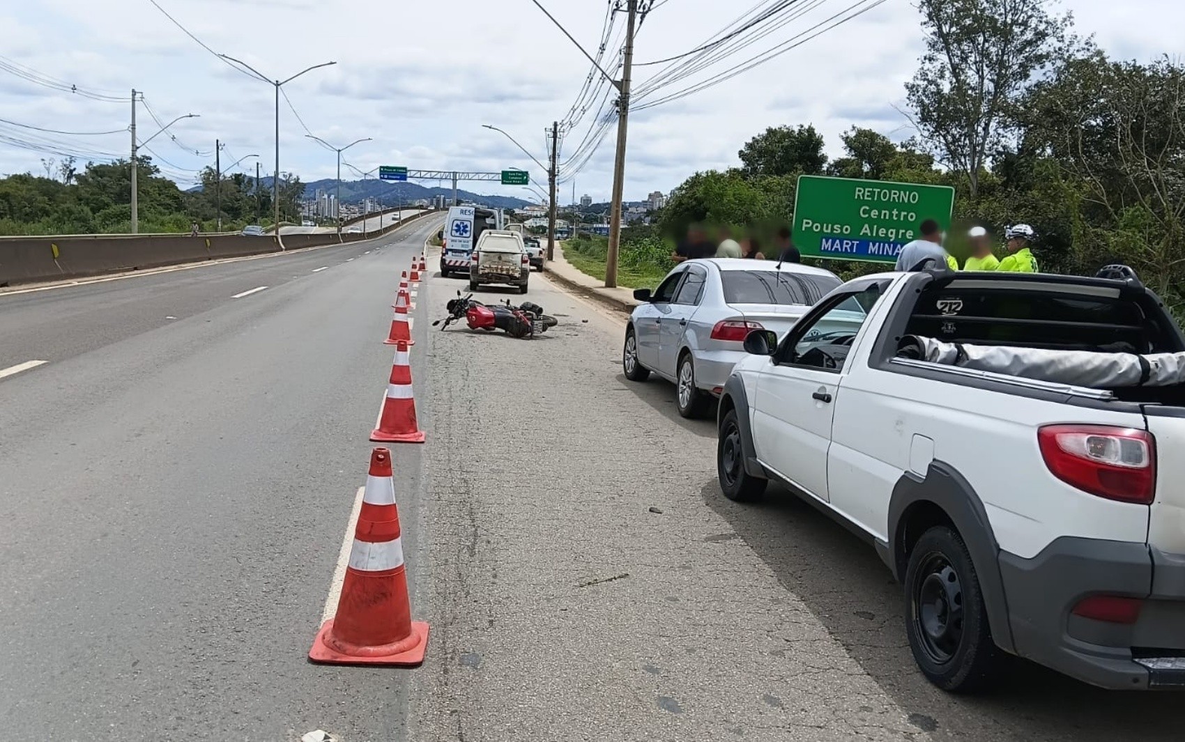Motociclista fica gravemente ferido após acidente entre três veículos na BR-459, em Pouso Alegre, MG