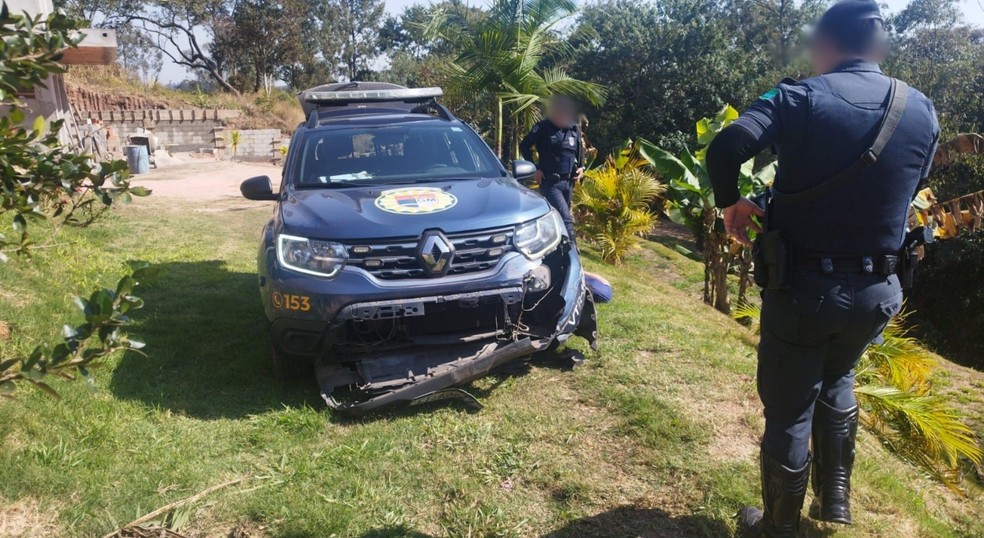 Homem invadiu pripriedade para tentar fugir, mas bateu na viatura da GCM e caiu na ribanceira, em Jundiaí (SP) — Foto: Reprodução