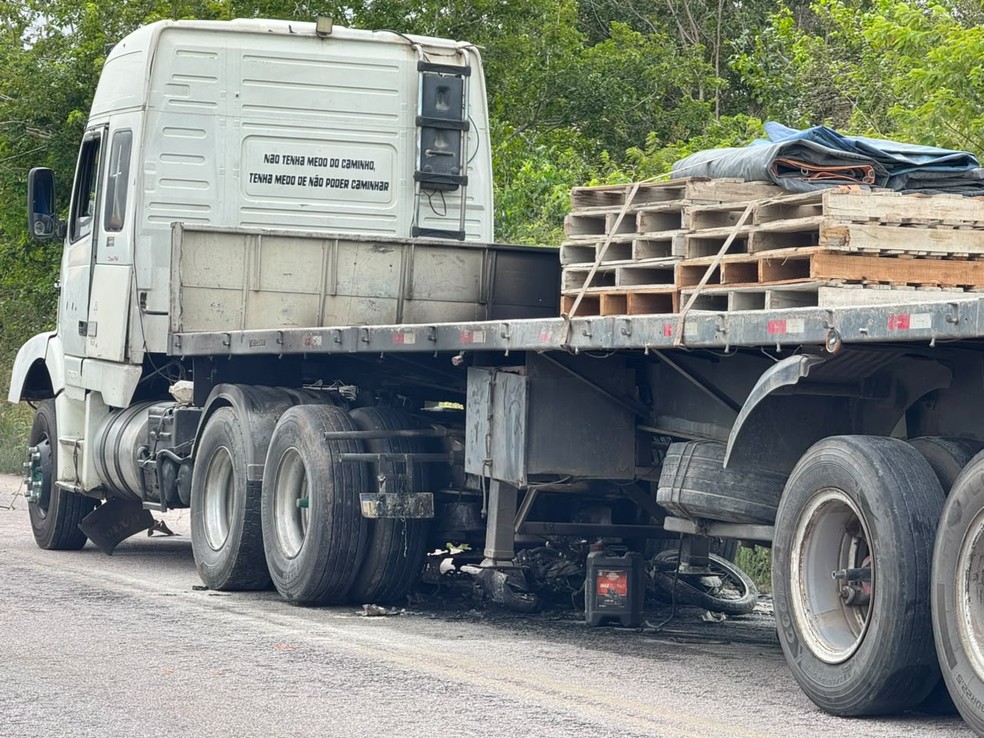 Moto foi parar embaixo de caminh&atilde;o &mdash; Foto: S&eacute;rgio Henrique Santos/Inter TV Cabugi