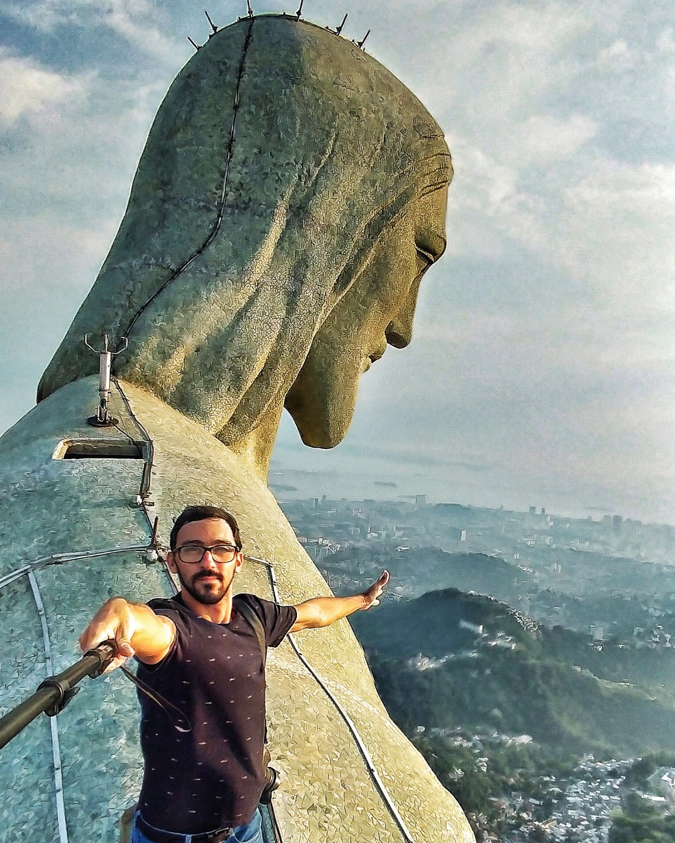 El fotógrafo Leonardo Sens en la cima del Cristo Redentor, en Río de Janeiro — Foto: Leonardo Sens
