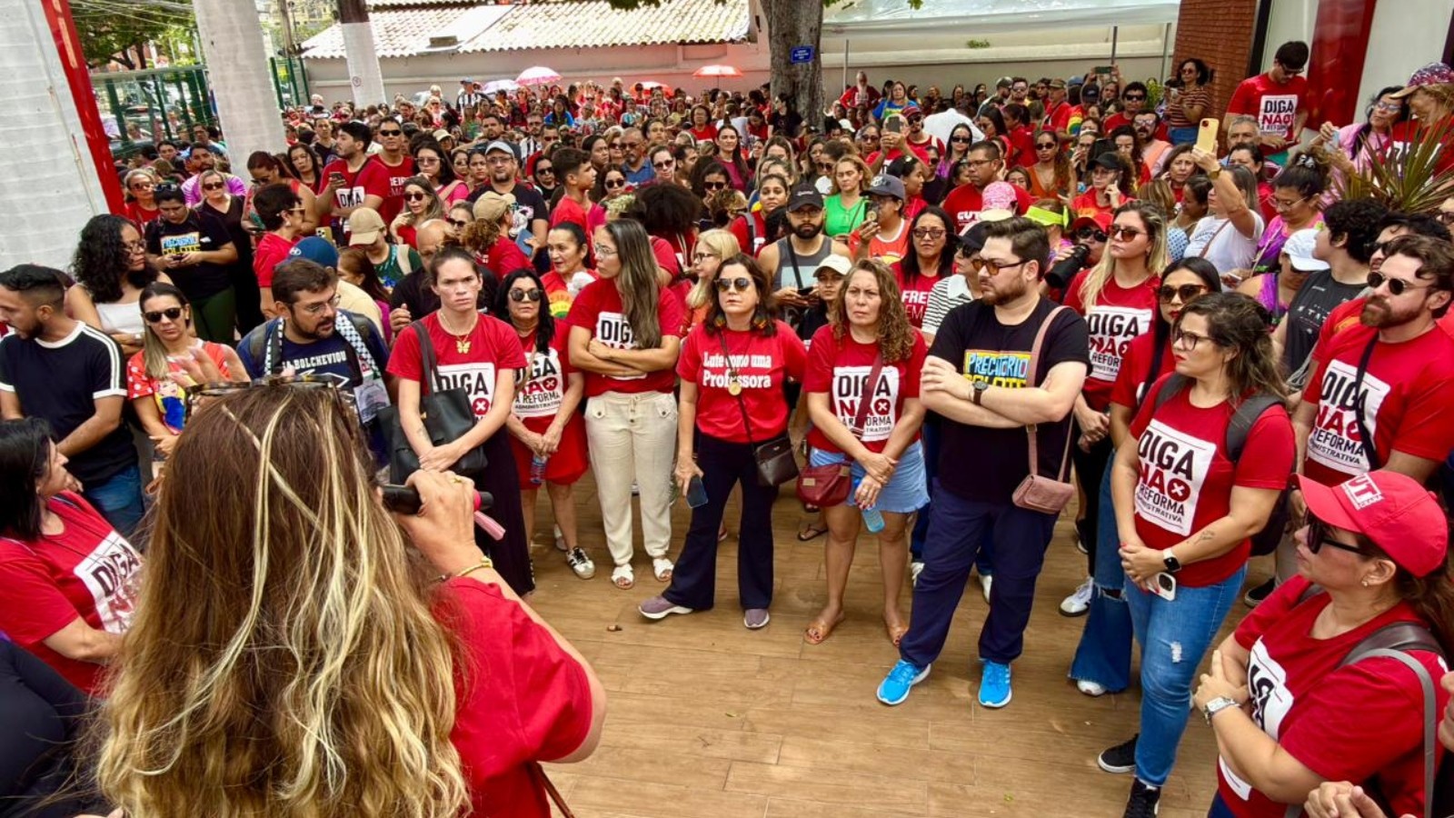 Professores da rede municipal de Fortaleza paralisam atividades; aulas estão suspensas