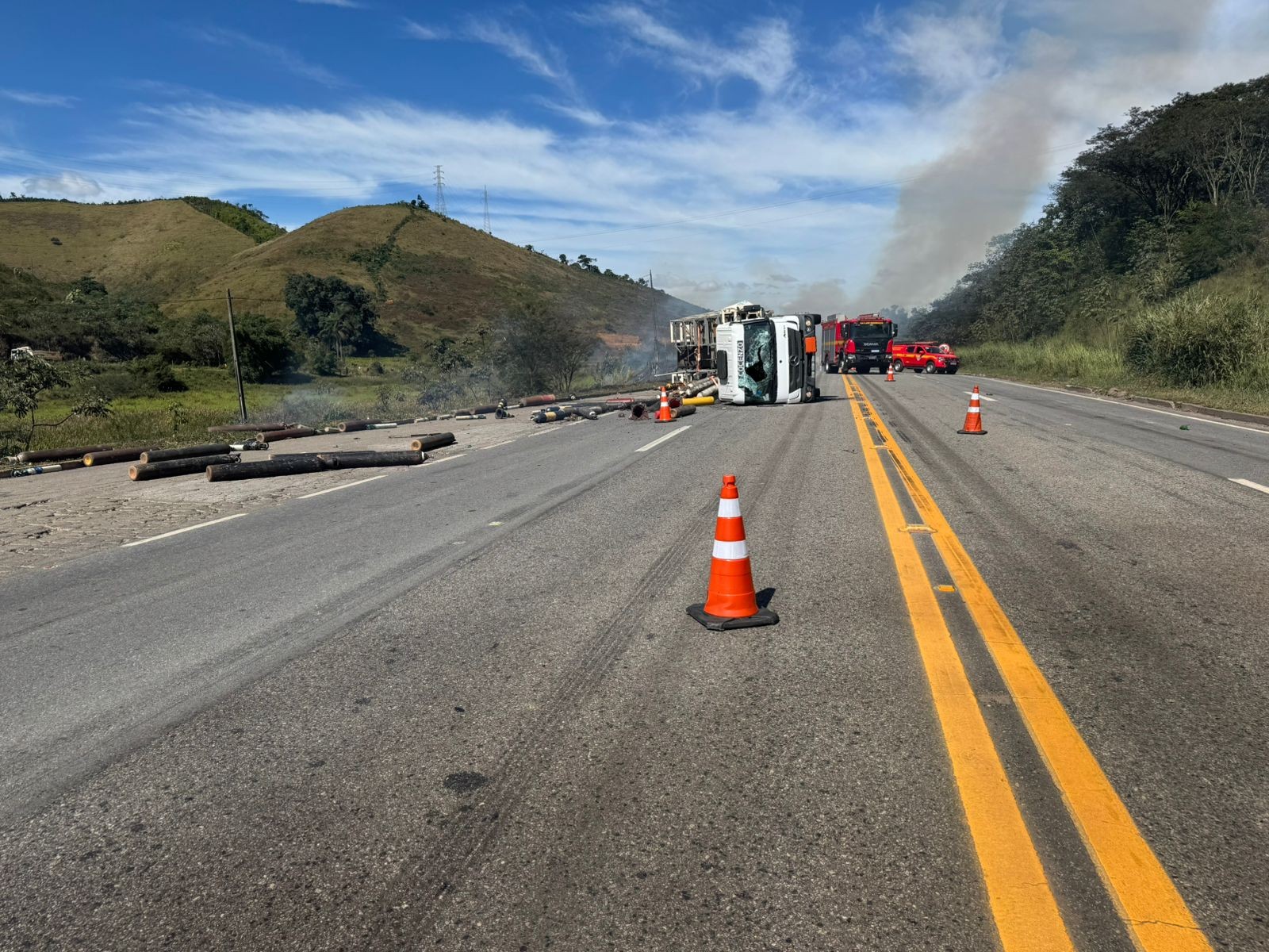Carreta carregada com gás tomba e pega fogo na BR-040, em Juiz de Fora; rodovia foi interditada nos dois sentidos