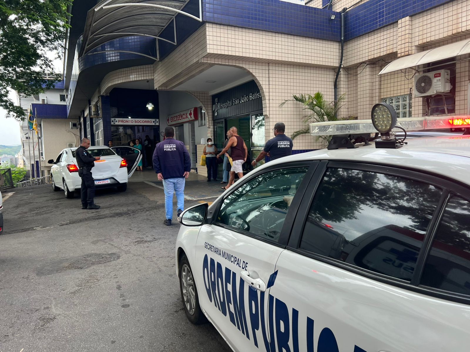 VÍDEO: Idosa é atropelada em Volta Redonda; motociclista fugiu sem prestar socorro