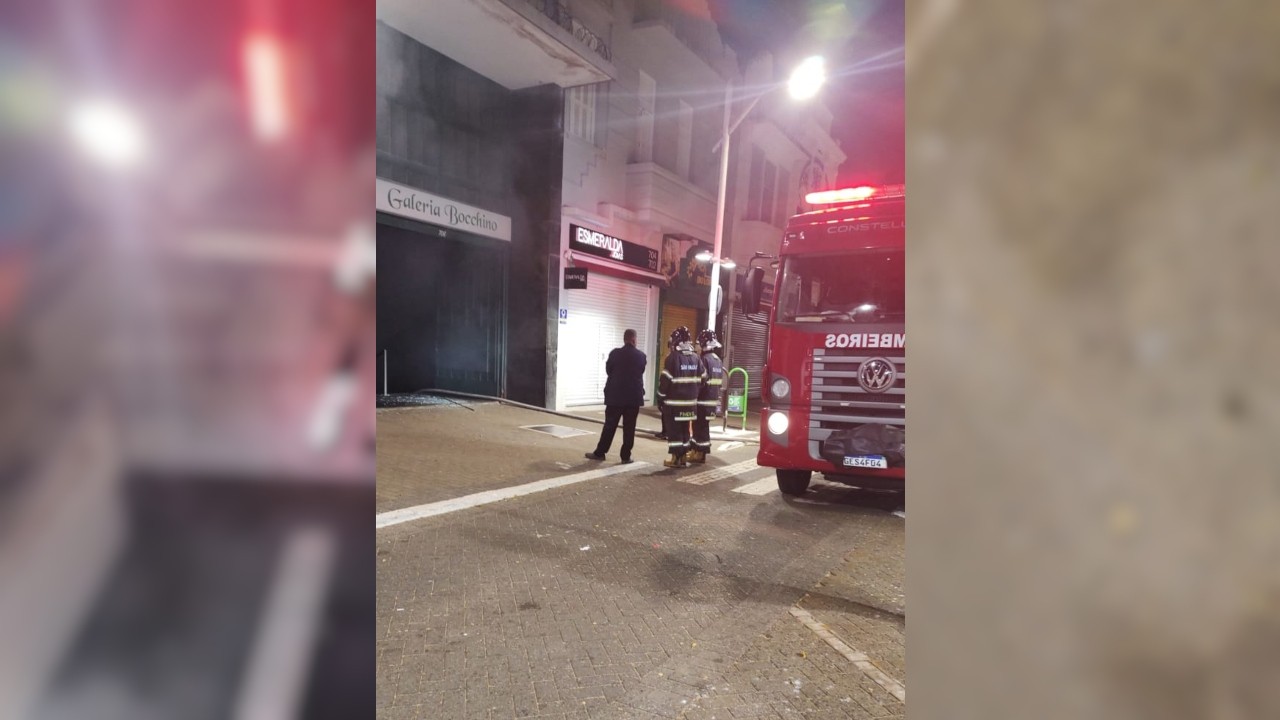 Incêndio atinge galeria no centro de Jundiaí e prédio é interditado pela Defesa Civil
