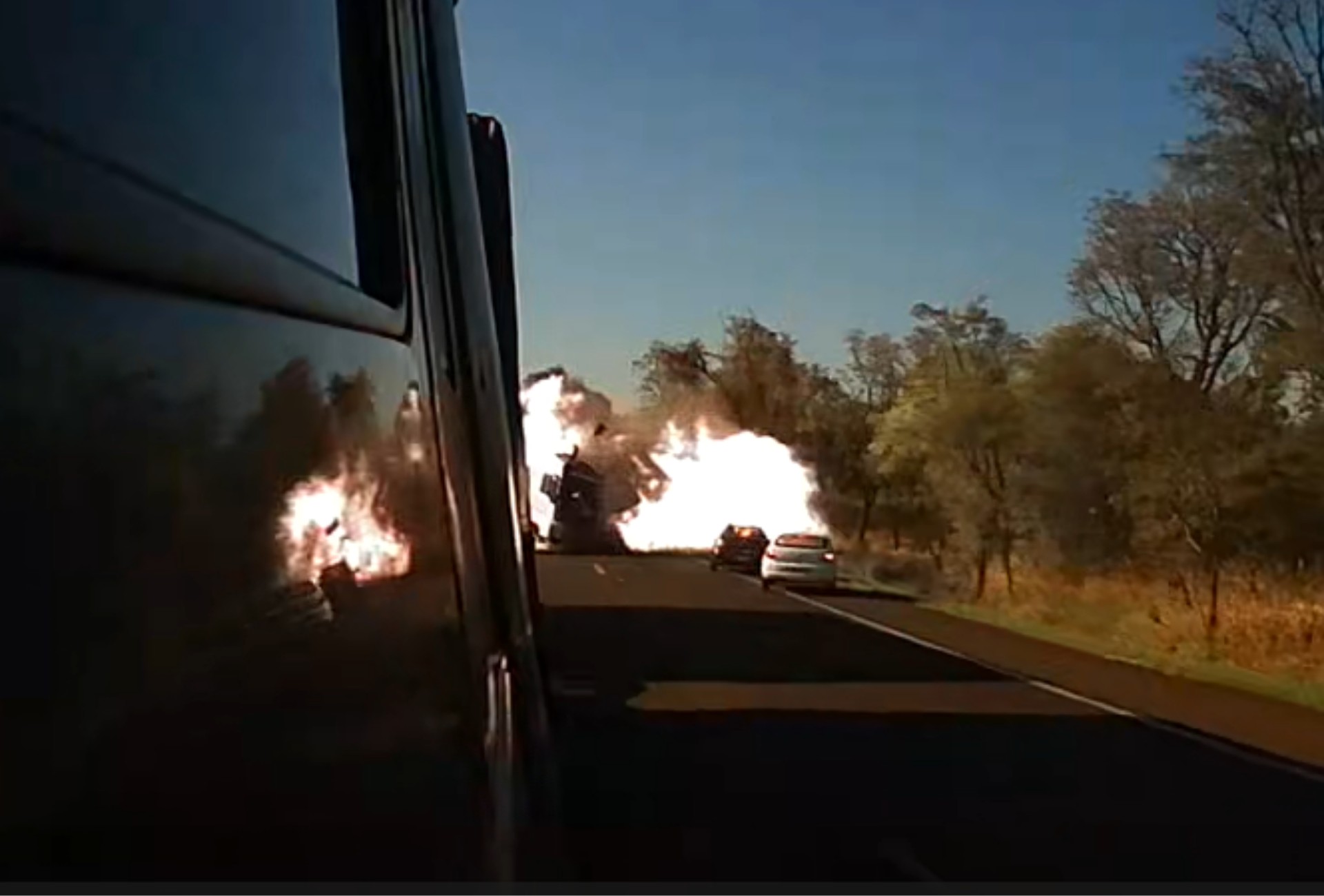 Vídeo mostra carro invadindo contramão e explosão em acidente com 4 mortos na BR-163
