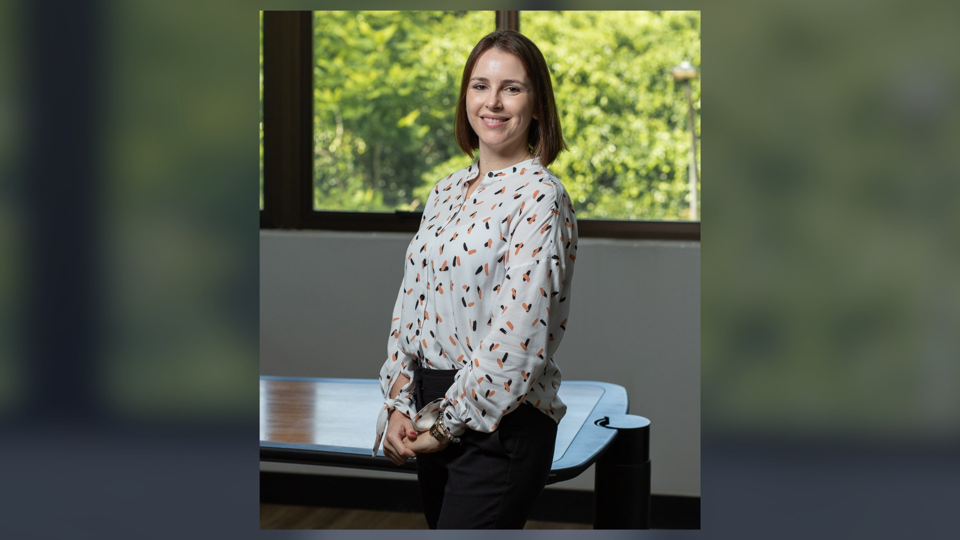 Mulher fala sobre aprendizados e desafios ao conciliar trabalho com maternidade: 'Me torna uma mãe ainda melhor'
