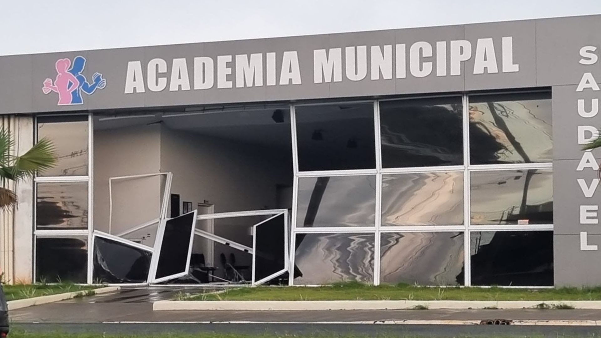 Forte vendaval derruba árvores e destelha casas em Queiroz