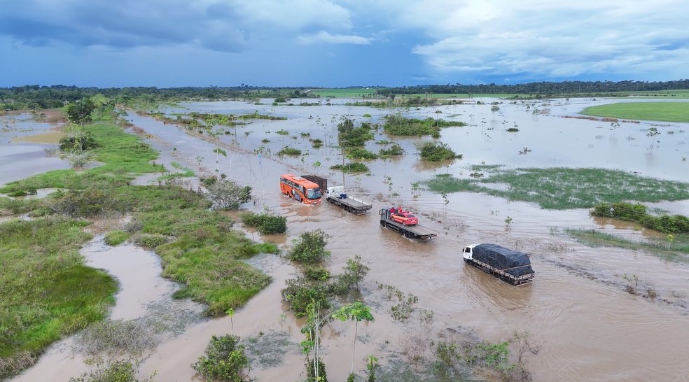 Rodovia 425, em Rondônia, coberta por água — Foto: Governo de Rondônia