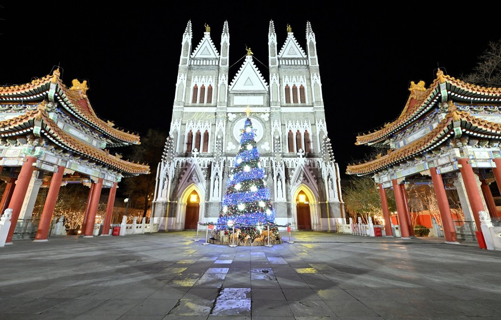 Árvore de Natal em frente a igreja católica Xishiku, em Pequim, na madrugada de 25 de dezembro. — Foto: Adek Berry/AFP