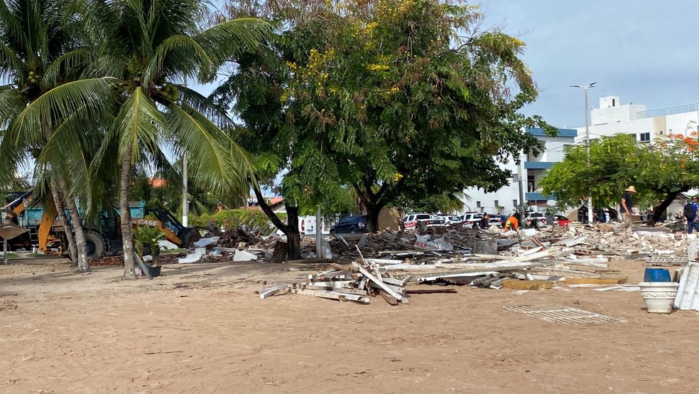 Barracas da orla de Cabedelo, PB, sem autorização de funcionamento são demolidas — Foto: Antônio Vieira/TV Cabo Branco