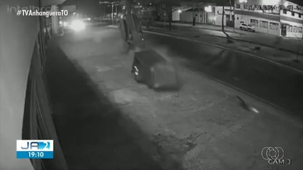 Câmera de segurança flagra momento em que carro bate em poste no interior do TO