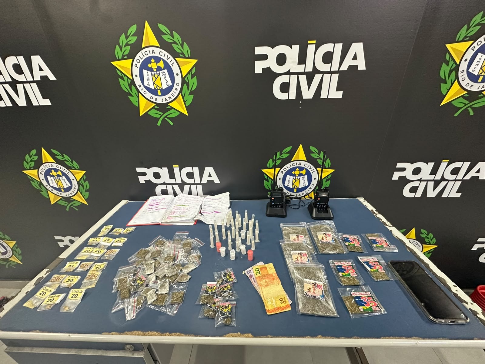 Trio é detido e material do tráfico é encontrado escondido em forro de casa em Angra dos Reis 