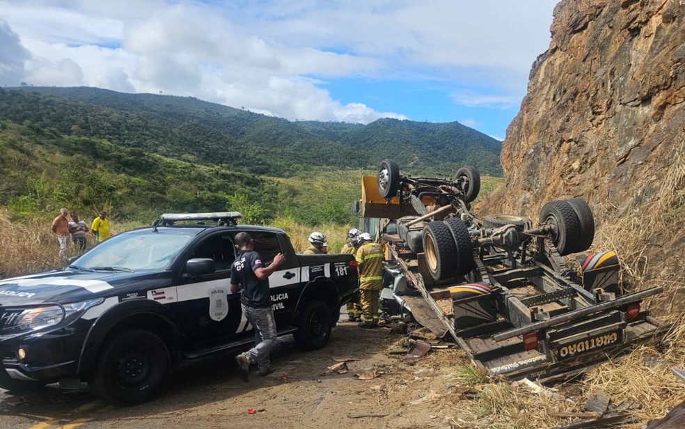 Caminhão tombou em rodovia na Bahia e duas pessoas morreram — Foto: Polícia Civil