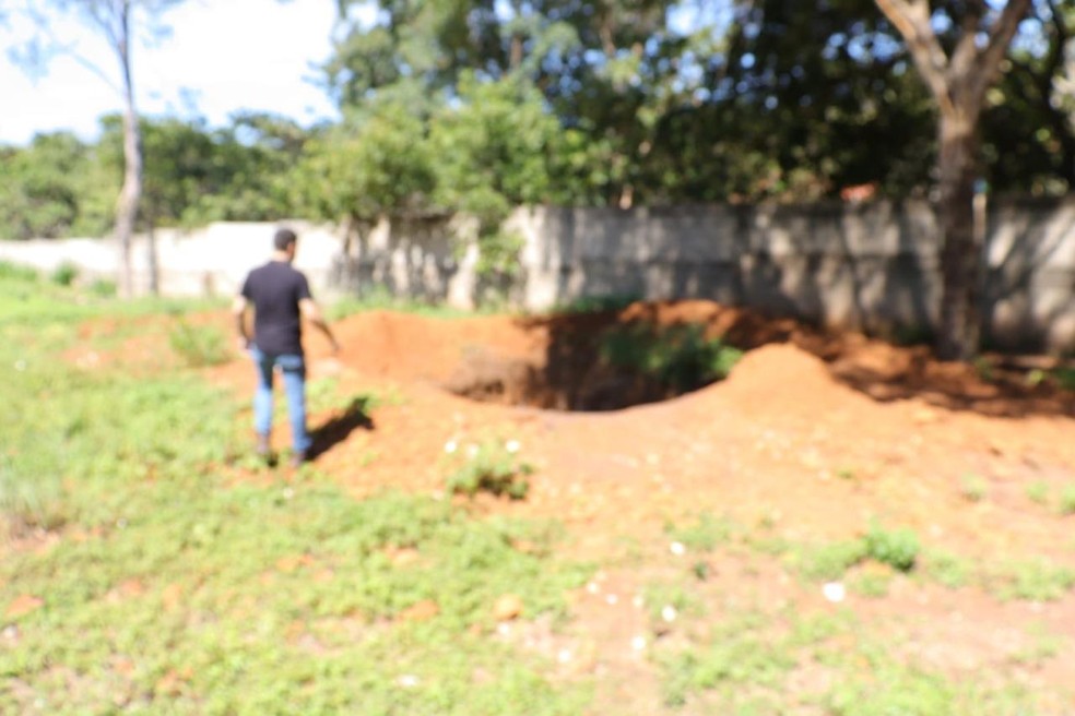 Buraco que os pacientes eram obrigados a cavar em caso de desobediências — Foto: Polícia Civil/Divulgação