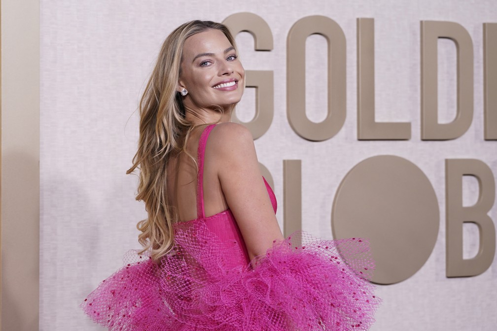 Margot Robbie, atriz indicada por 'Barbie', chega ao Globo de Ouro 2024 — Foto: Jordan Strauss/Invision/AP