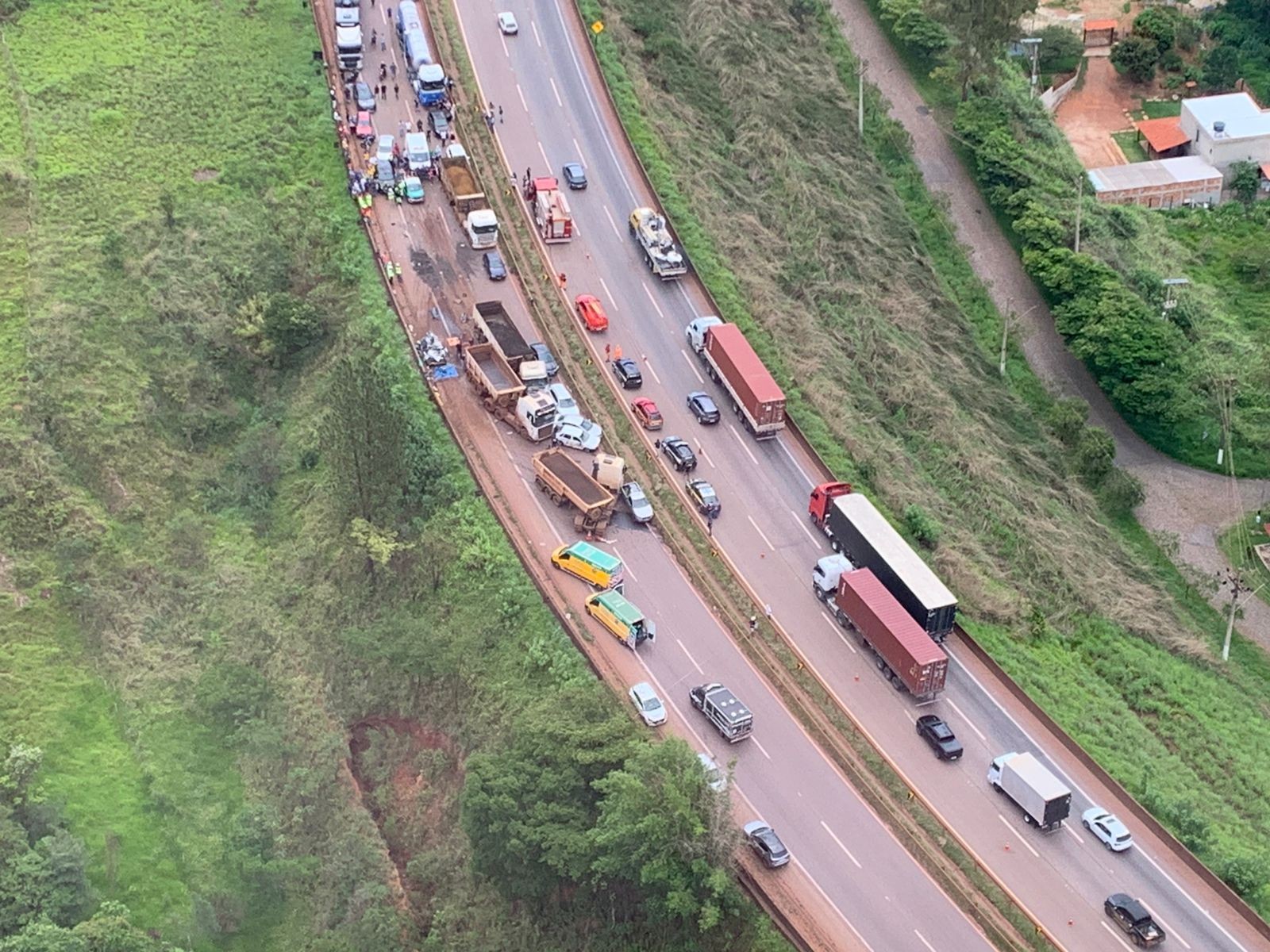 Carro da Prefeitura de Guaxupé está entre os envolvidos no acidente que matou seis pessoas na Fernão Dias
