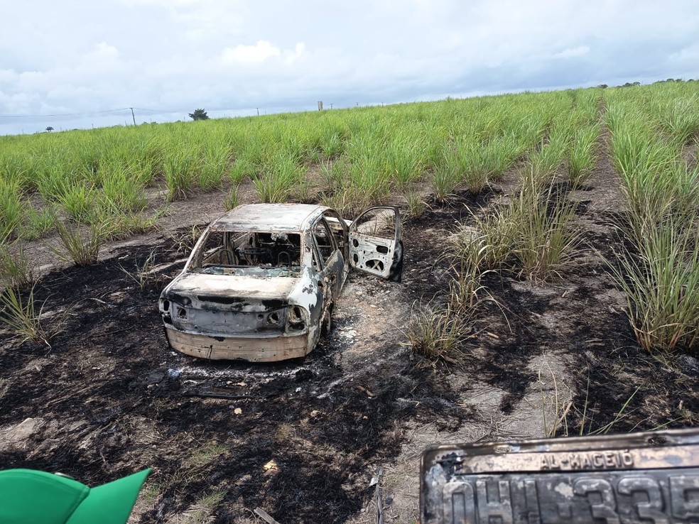 Carro de Dário José foi encontrado carbonizado em canavial em Rio Largo — Foto: Divulgação/PC-AL