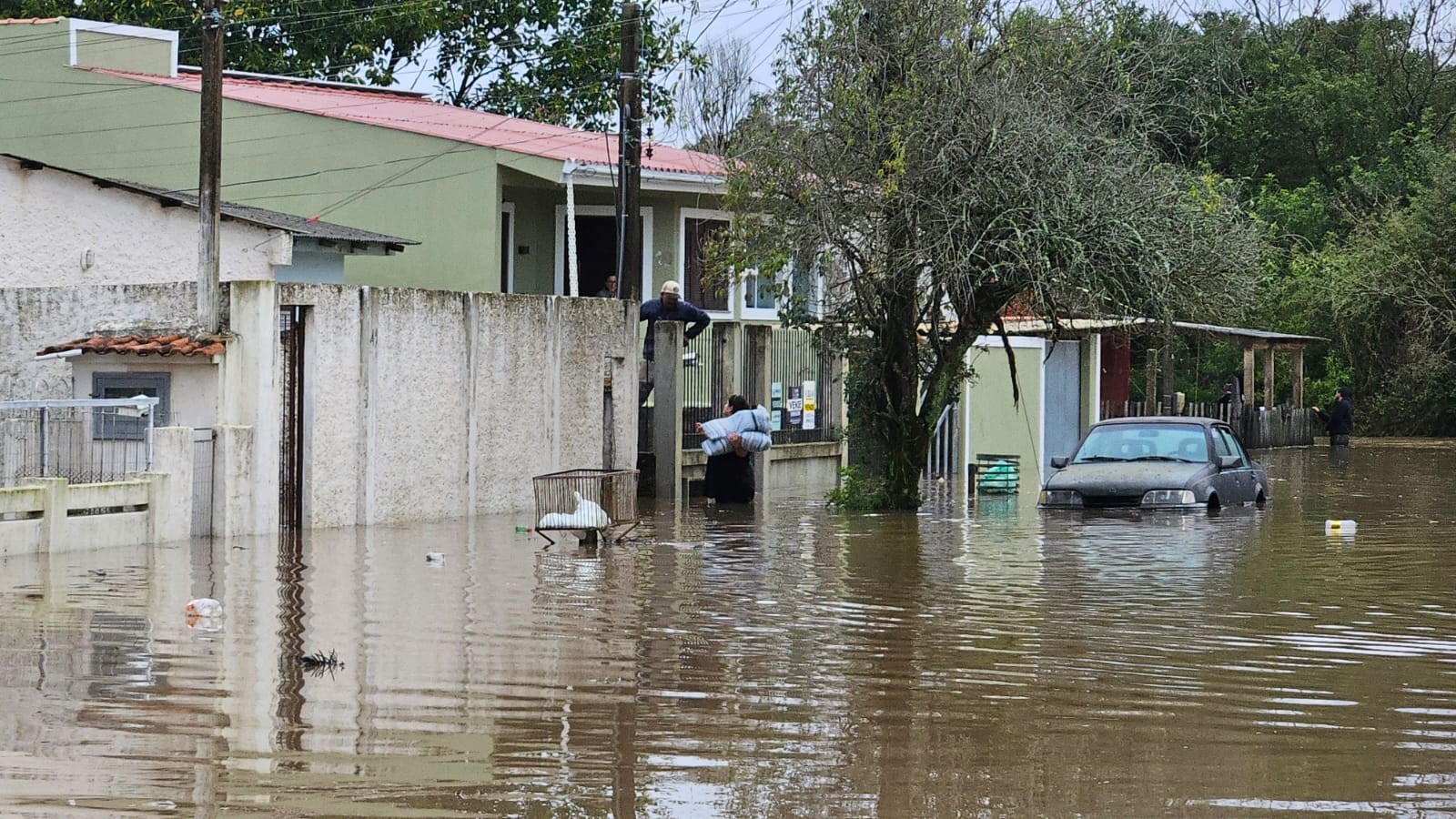 Sobe para mais de 700 o número de pessoas fora de casa após chuvas no RS, diz Defesa Civil