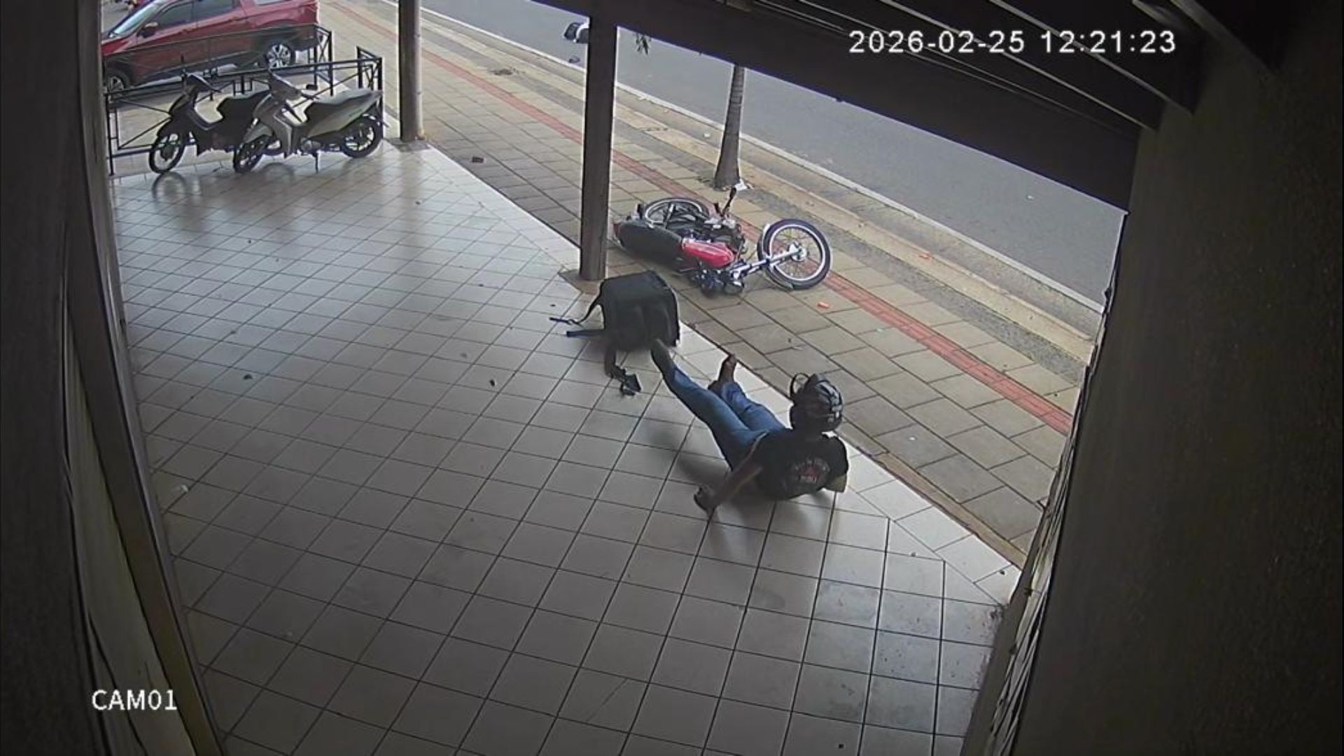 Motociclista perde controle, atropela pedestre e bate em pilar de estabelecimento comercial; vídeo  