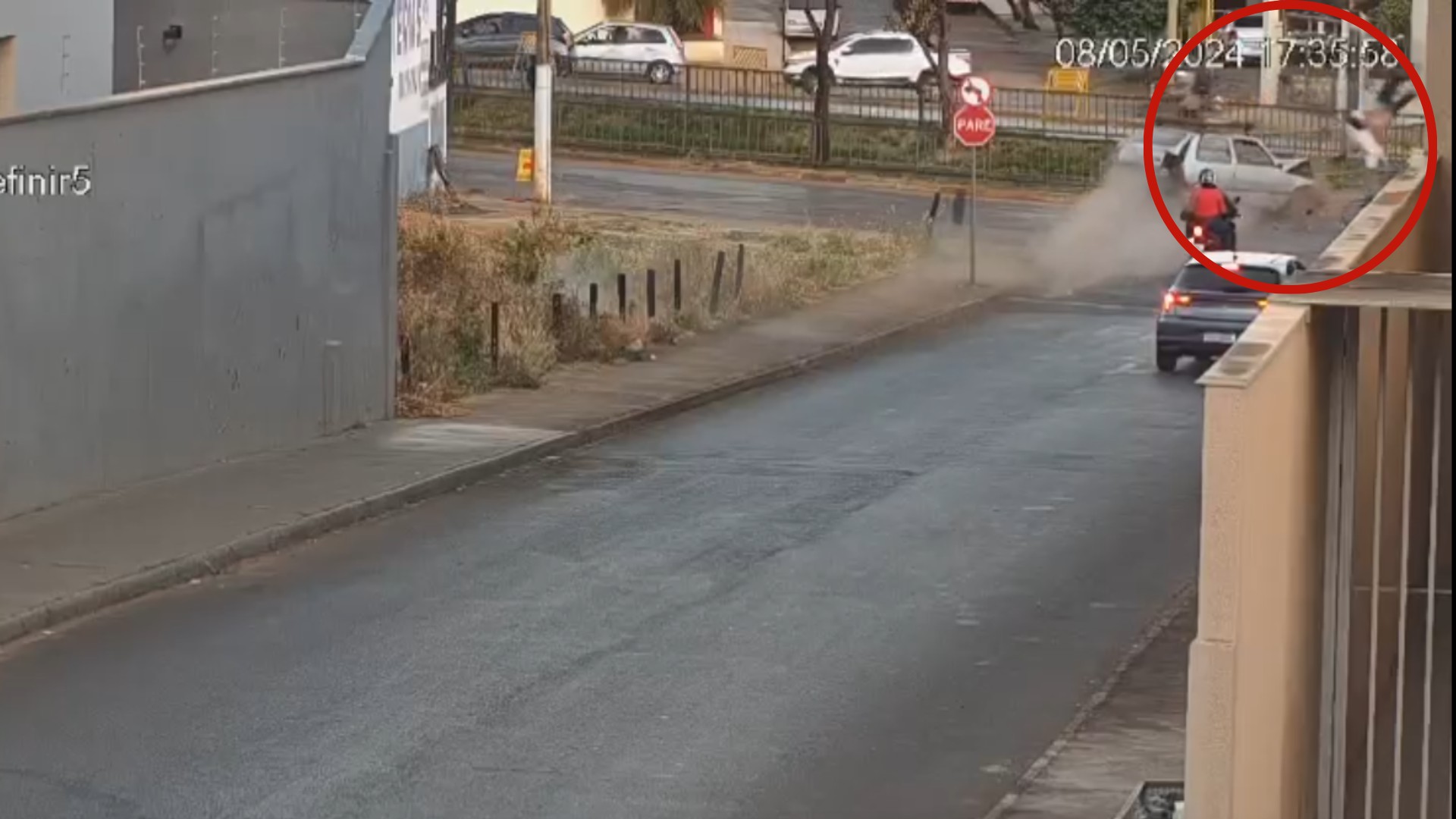 VÍDEO: Motorista embriagado em carro desgovernado avança sinal e bate em duas motos; garupa é lançado a 15 metros