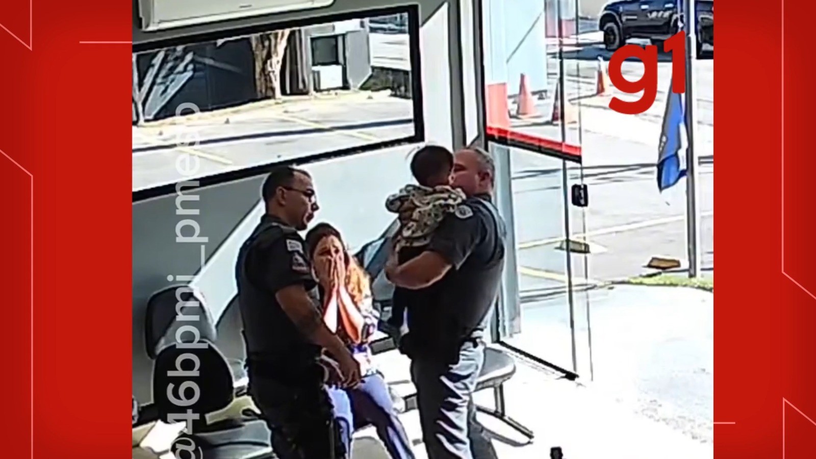 VÍDEO: PM salva bebê engasgada após mãe pedir ajuda no batalhão, em São José dos Campos