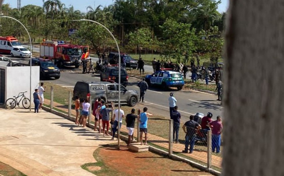 Corpo de Bombeiro resgatou os policiais após a viatura capotar e pegar fogo, em Aparecida de Goiânia — Foto: Reprodução/TV Anhanguera