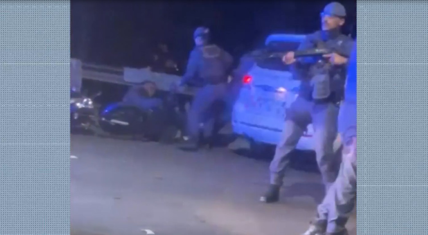 VÍDEO: PMs são flagrados agredindo motoboy em SP, que pede para pararem: 'Vocês estão me enforcando'