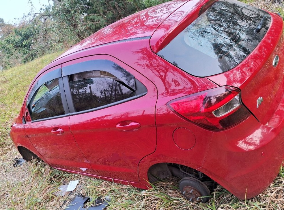 Carro roubado foi encontrado depenado em Jundiaí (SP) — Foto: Guarda Municipal de Jundiaí/Divulgação