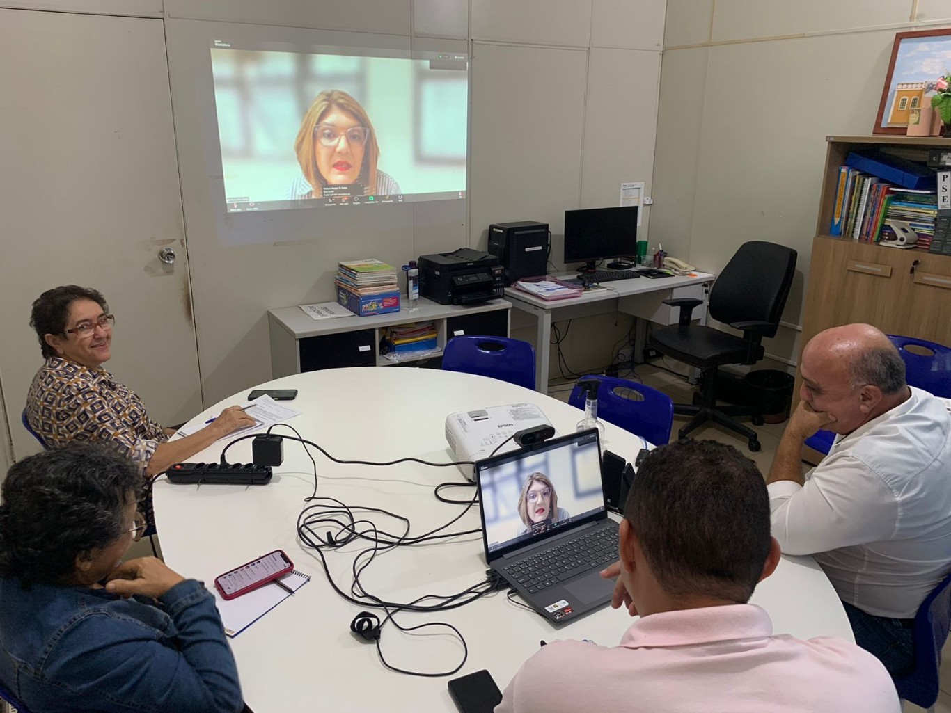 Celular em sala de aula: Lei que restringe o uso será aplicada de forma gradativa na rede municipal 