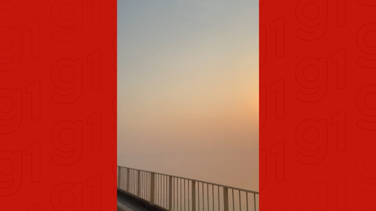 Fumaça toma o horizonte e encobre o Rio Negro durante travessia da ponte; VÍDEO
