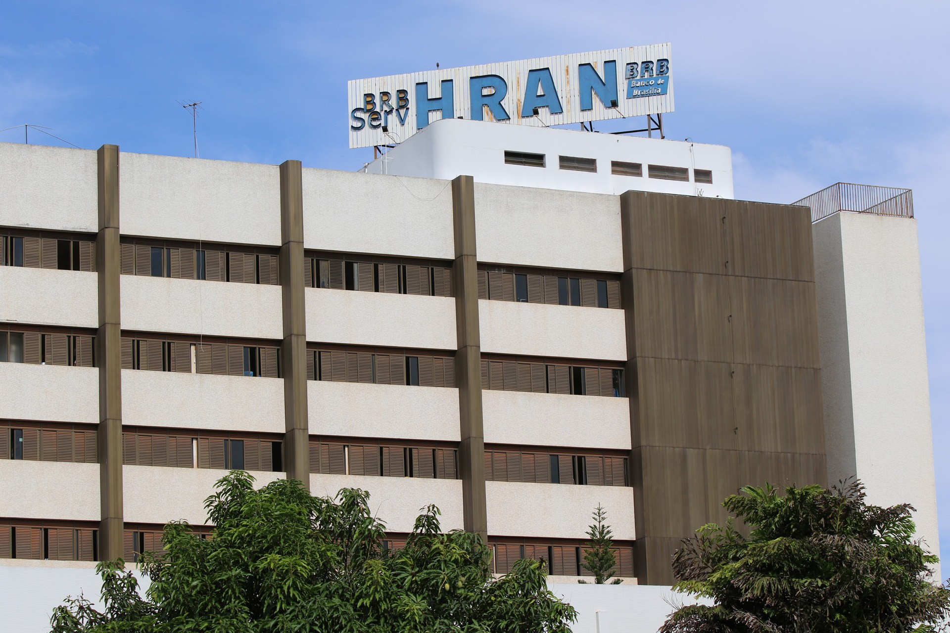 Homem é preso suspeito de arrancar parte da orelha do companheiro e tentar invadir hospital