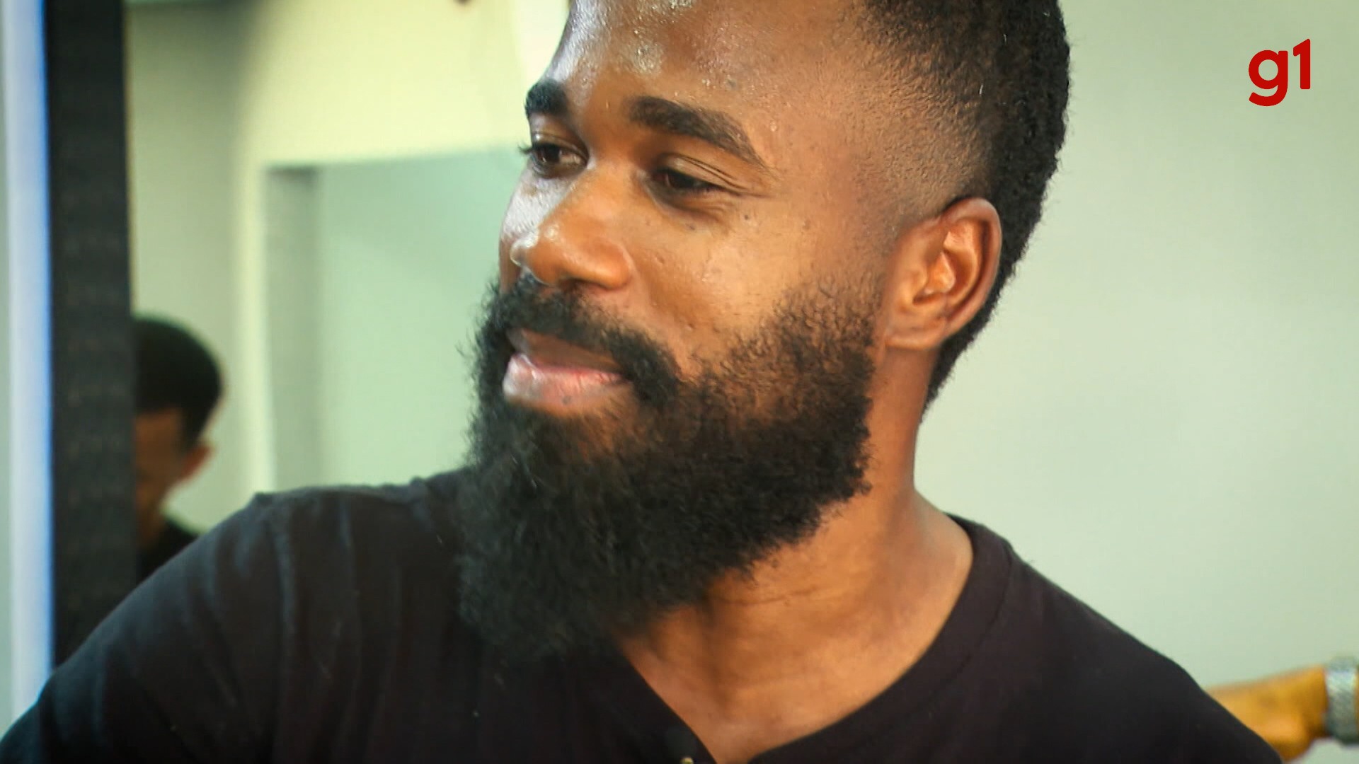 Conheça a história do barbeiro baiano que oferece cortes de cabelos solidários nas ruas 