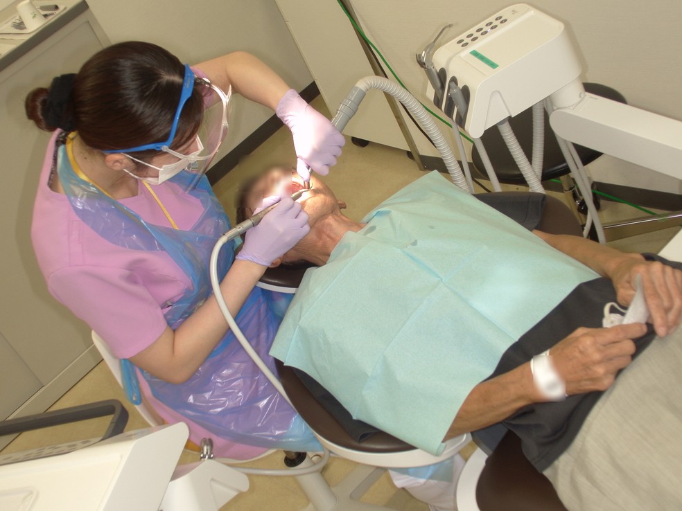 Tratamento odontológico antes de uma cirurgia reduz o risco de contrair pneumonia no hospital — Foto: Furuta et al., CC-BY 4.0 (https://creativecommons.org/licenses/by/4.0/)