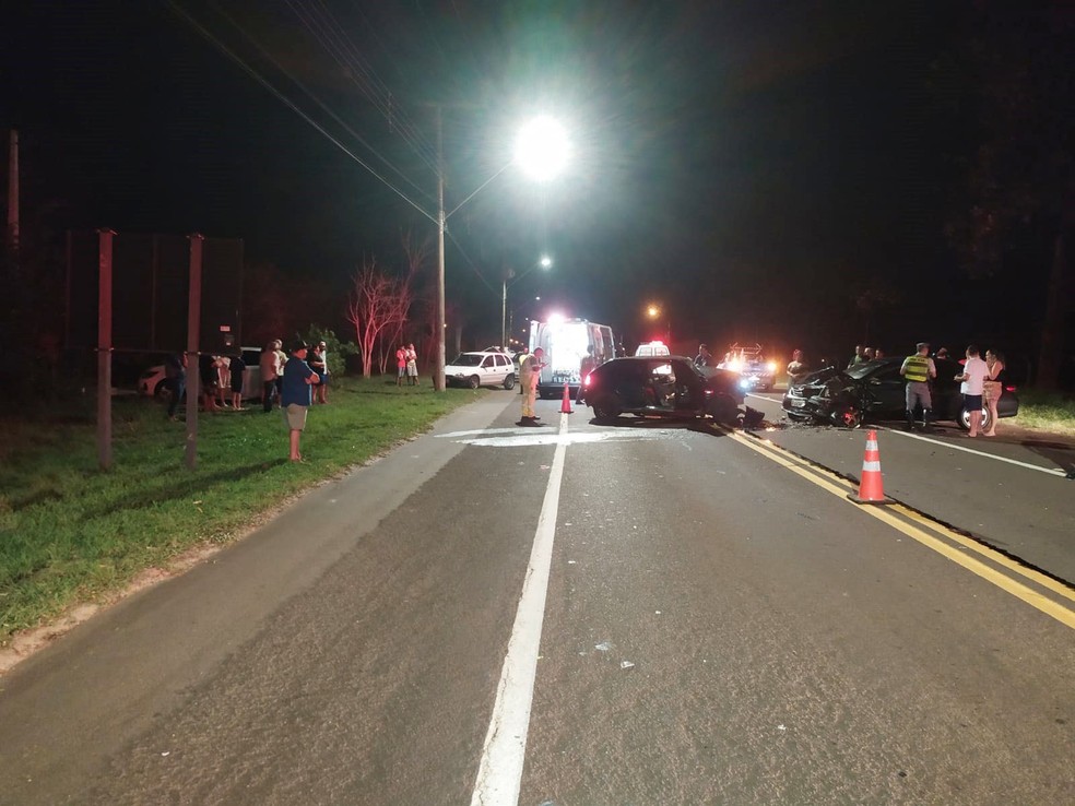Colisão frontal entre dois carros matou homem de 36 anos em Pacaembu (SP) — Foto: Polícia Militar Rodoviária