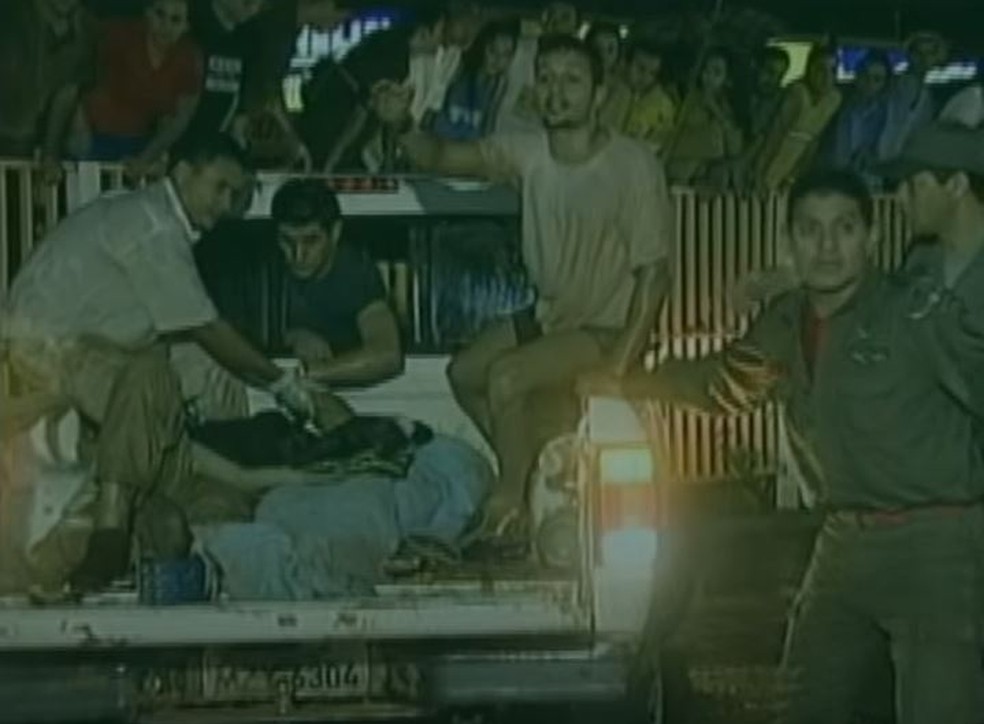 Vítimas era carregas em caminhonetes traçadas, muitas pessoas se voluntariaram para ajudar no resgate  — Foto: Reprodução/Rede Amazônica Acre 